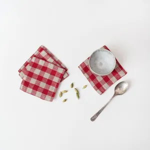 Červené látkové tácky v súprave 4 ks Red Gingham – Linen Tales Červené látkové tácky v súprave 4 ks Red Gingham – Linen Tales
