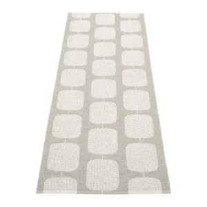 Béžový vnútorný a vonkajší behúň 70x200 cm Sten Warm Grey – Pappelina Béžový vnútorný a vonkajší behúň 70x200 cm Sten Warm Grey – Pappelina
