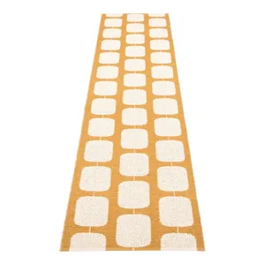 Okrovožlto-krémový vnútorný a vonkajší behúň 70x300 cm Sten Ochre – Pappelina Okrovožlto-krémový vnútorný a vonkajší behúň 70x300 cm Sten Ochre – Pappelina