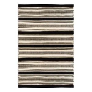 Čierno-biely obojstranný vonkajší koberec z recyklovaného plastu Green Decore Zambezi, 160 x 230 cm Čierno-biely obojstranný vonkajší koberec z recyklovaného plastu Green Decore Zambezi, 160 x 230 cm