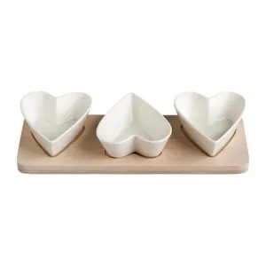 Sada 3 servírovacích misiek z porcelánu na bambusovom podnose Brandani Hearts Sada 3 servírovacích misiek z porcelánu na bambusovom podnose Brandani Hearts