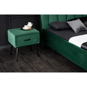 Estila Retro dizajnový nočný stolík Alva s tmavozeleným zamatovým čalúnením so zásuvkou 47cm Estila Retro dizajnový nočný stolík Alva s tmavozeleným zamatovým čalúnením so zásuvkou 47cm